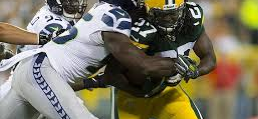 Eddie Lacy Spotted Pulling a Mark “Snack-chez” on the Sidelines